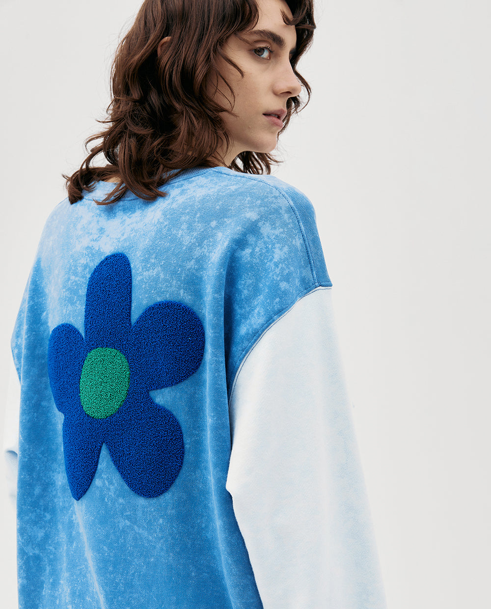 BLUE COLOR BLOCK SWEATSHIRT